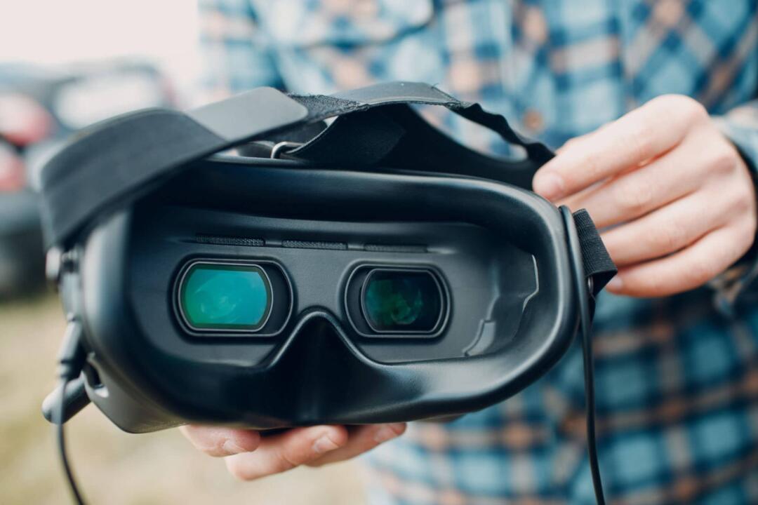 7 Best FPV Goggles For Drones [year] Buying Guide)